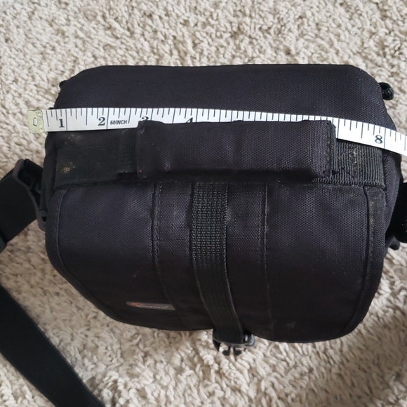 Lowepro Adventura 140 Camera Shoulder Bag - Picture 9 of 11